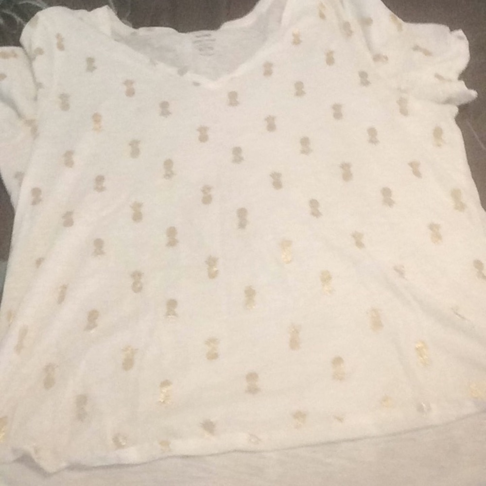 V-neck t-shirt